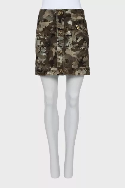 Skirt with accent buttons