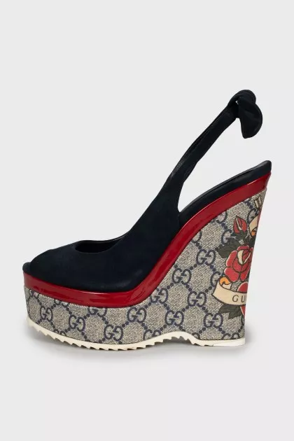 Suede wedge sandals with print