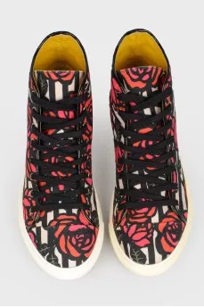 Sneakers in a print rose with a tag