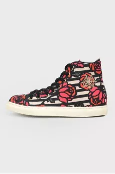 Sneakers in a print rose with a tag