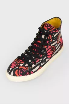 Sneakers in a print rose with a tag