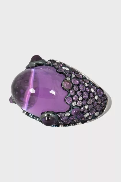 White gold ring with amethyst