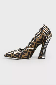 Shoes with a print with a tag