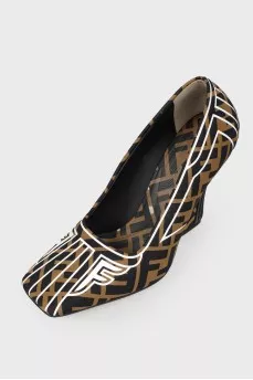 Shoes with a print with a tag