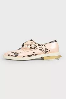 Pearl shoes with a tag