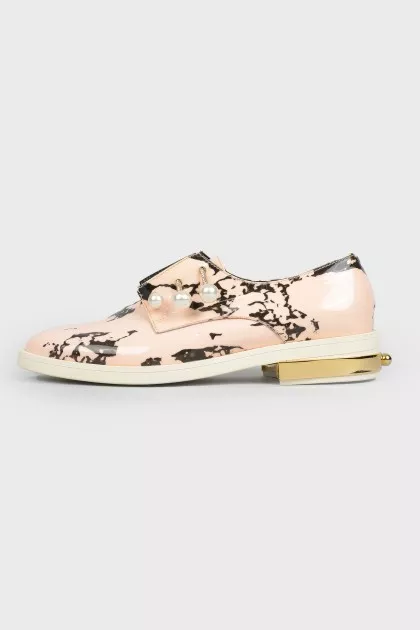 Pearl shoes with a tag