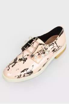 Pearl shoes with a tag
