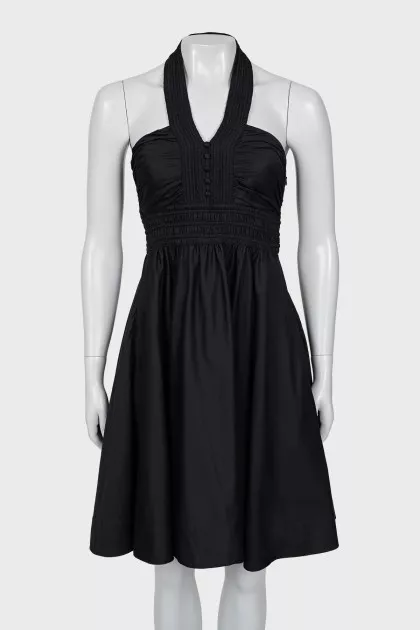Fitted dress with open shoulders