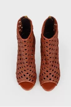Boar boots with tag