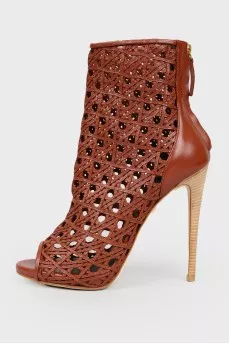 Boar boots with tag