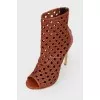 Boar boots with tag