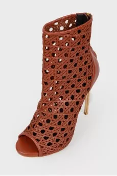 Boar boots with tag