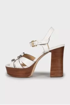 Leather sandals decorated with a flower