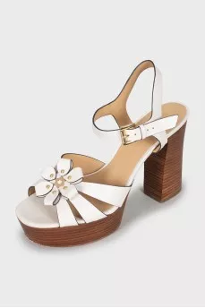 Leather sandals decorated with a flower