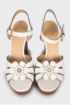 Leather sandals decorated with a flower