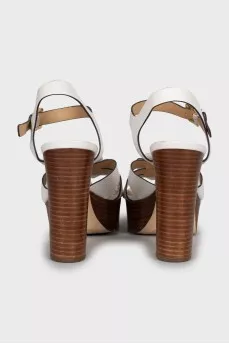 Leather sandals decorated with a flower