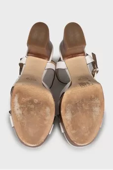 Leather sandals decorated with a flower