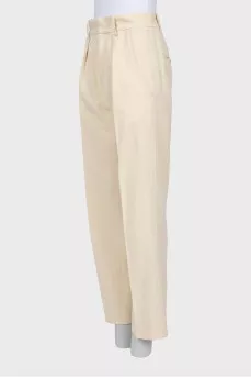 Straight trousers with creases and pockets