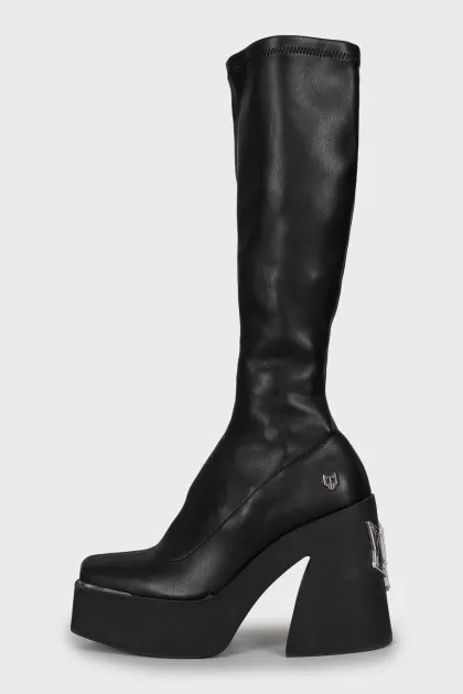 Leather boots with silver decor