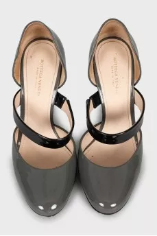 Patent leather shoes in grey
