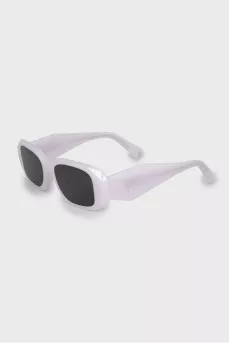 Sunglasses with purple frame