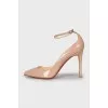 Beige patent leather heeled shoes