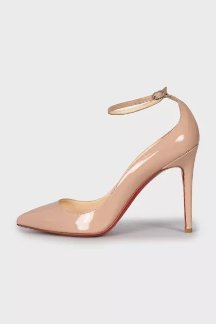 Beige patent leather heeled shoes
