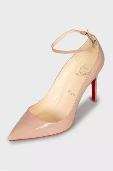 Бежевые туфли из лаковой кожи на каблуке 