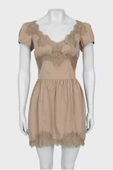Short sleeve dress decorated with lace