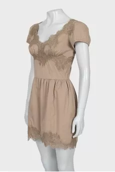 Short sleeve dress decorated with lace