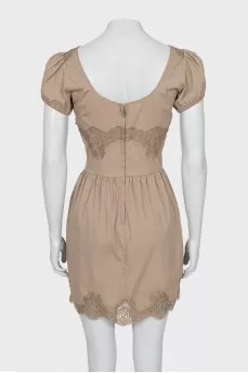 Short sleeve dress decorated with lace