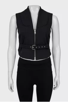 Vest with a belt and a zipper