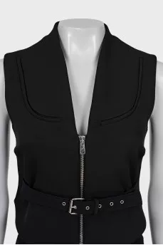 Vest with a belt and a zipper
