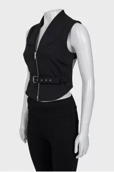 Vest with a belt and a zipper