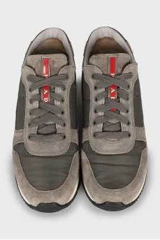 Серые кроссовки из текстиля и замши 
