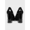 Leather shoes with trapezoid heels