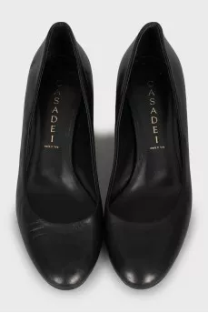 Leather shoes with decorated heels