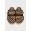 Men's flip flops with signature print