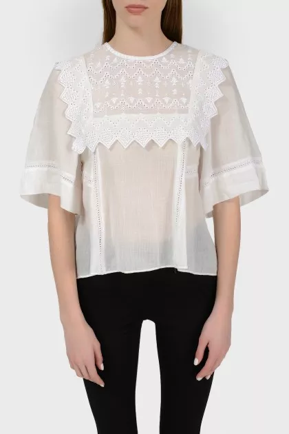 Blouse of a free cut with a tag
