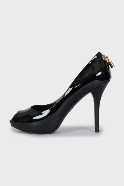 Patent leather open toe shoes