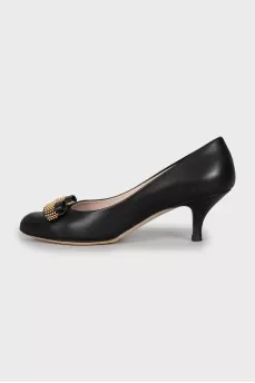 Leather shoes with a bow