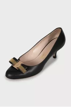 Leather shoes with a bow