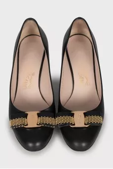 Leather shoes with a bow