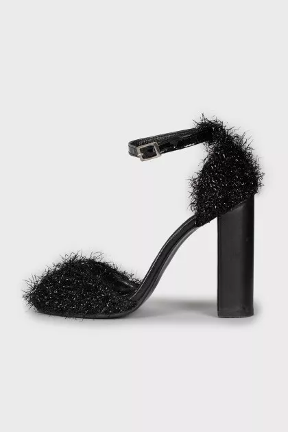 Leather shoes with decor