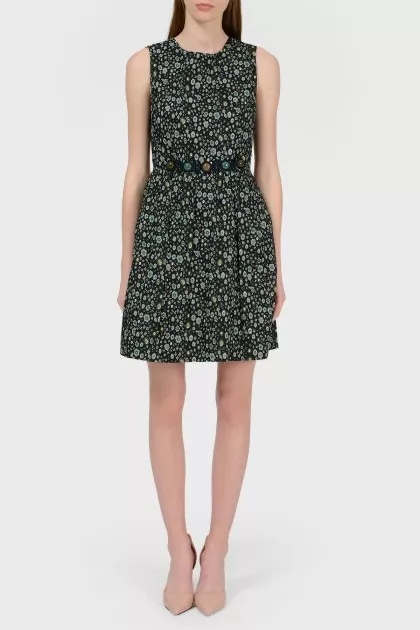 Flower -free dress with an open back with a tag