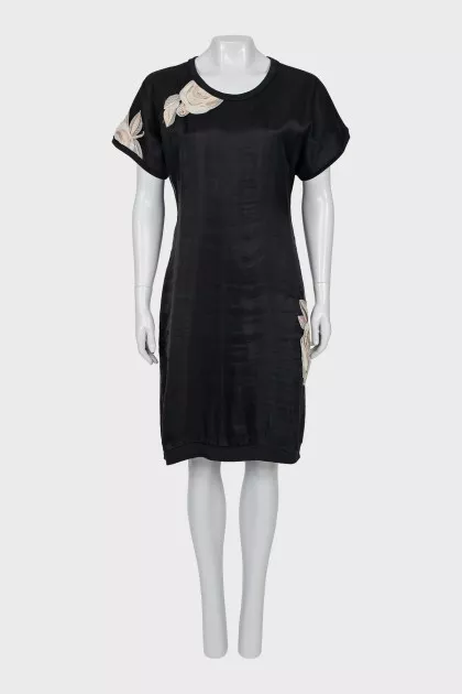 Straight dress decorated with flowers