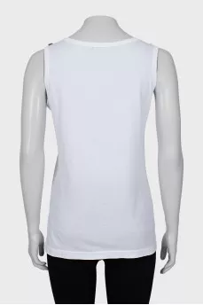T-shirt decorated with brooches