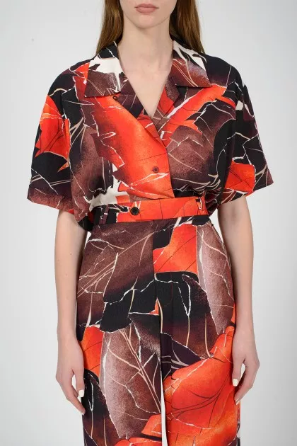 Shirt with a short sleeve with a tag