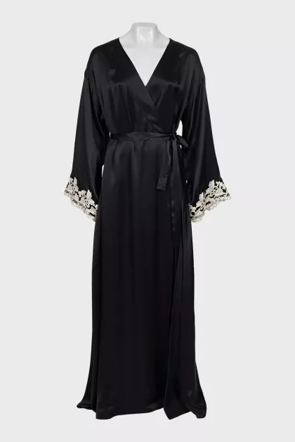 Silk robe decorated with lace