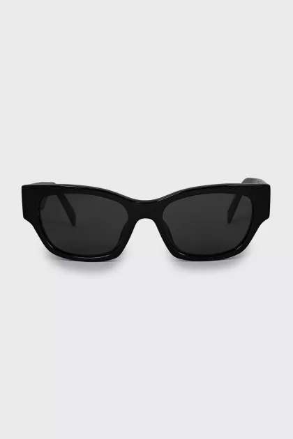 Sunglasses with branded temples